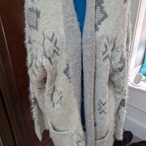 Knox Rose Cream and Gray Patterned Cardigan